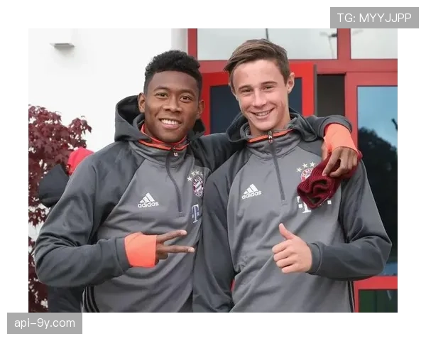 终场哨响,不莱梅老将弗里德尔与主场观众挥泪告别