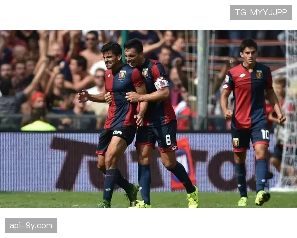 热那亚主场球迷在第13分钟集体鼓掌，悼念日前去世的球队传奇格里洛